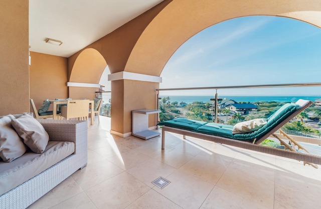 Astonishing Eagle Beach Top Floor View Condo
