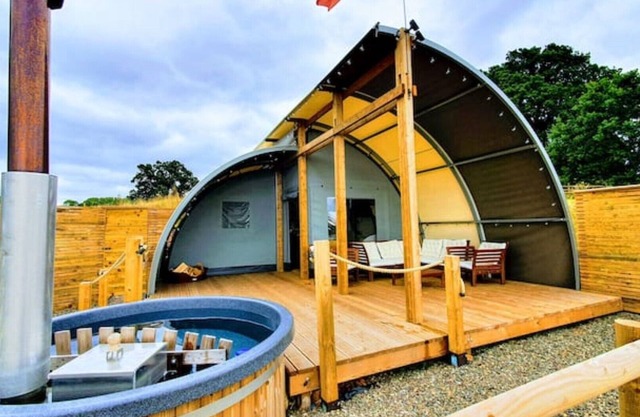Astounding and unique valley eco Scandi Lodge with hot tub