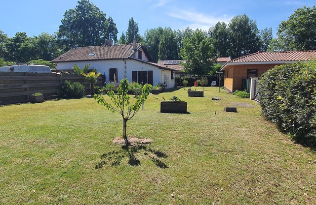 At the edge of Lake Leon (Vielle beach), renovated 3-bedroom gite and enclosed garden