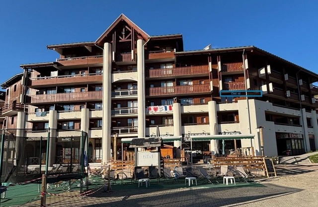 At the foot of the slopes and shops, 30 m2 apartment, large south-facing terrace
