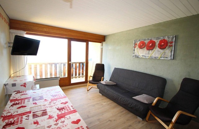 At the foot of shops, 3rd floor, view mountain, balcony, tv, ski locker, 55m², Auris en Oisans