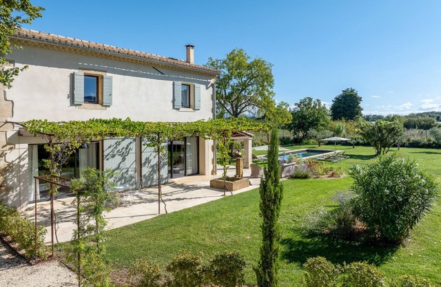 At the foot of the Luberon, old mas completely renovated, swimming pool 12m Balinese stone