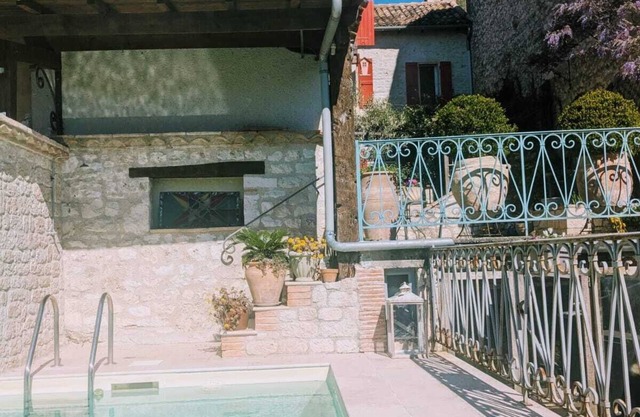 At the foot of the medieval town of Lauzerte.comfortable apartment with swimming pool