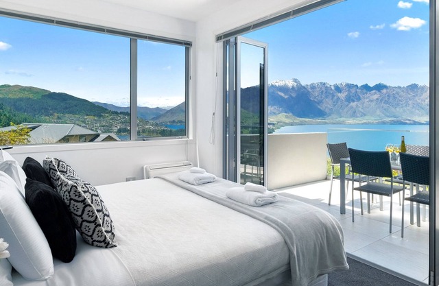 Ataahua - Luxury home with spa pool - 3km to town