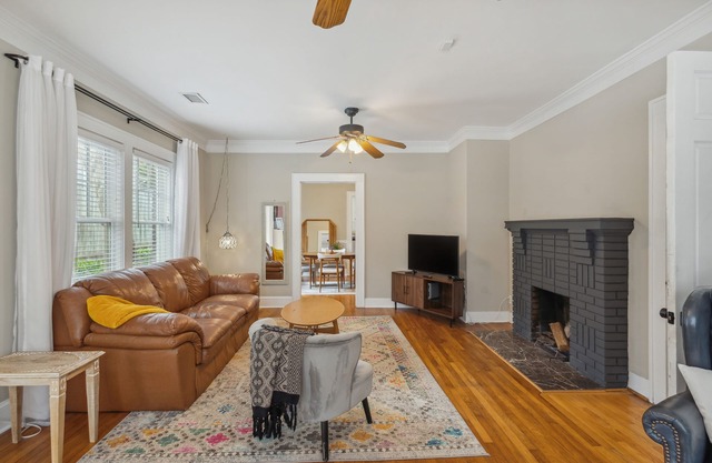ATL Oasis: Fenced Yard, Gated Parking, 5 mins to dtown/20 mins to airport