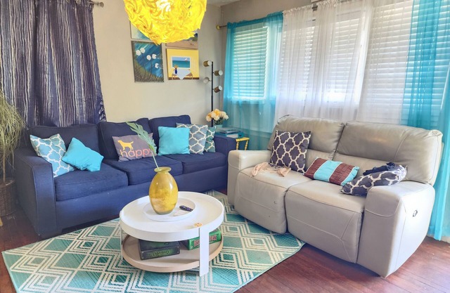 Atlanta Bungalow Near Mercedes Benz with fenced backyard ideal for longterm stay