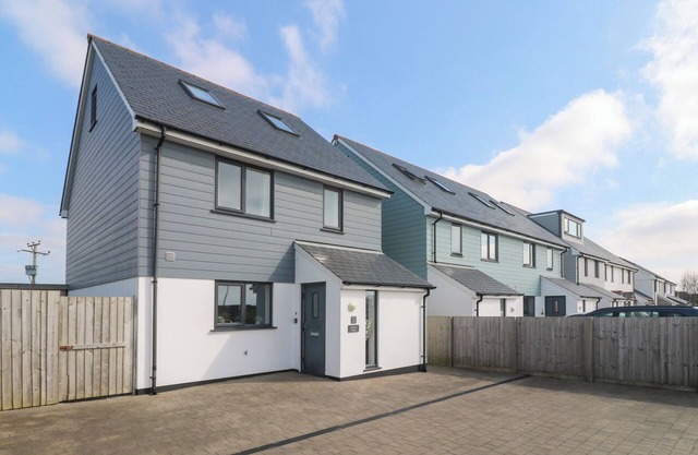 ATLANTIC REACH, pet friendly, with hot tub in Marazion
