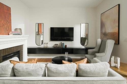 Atlas Crown Residence-City Centre-Near Street Food Access & Free Laundry