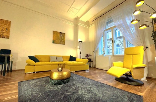 Atmosphere inspired by Klimt in the youthful center of the city.