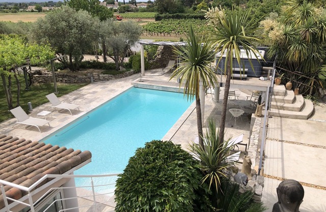 Attached villa on a calm property; village close to Montpellier