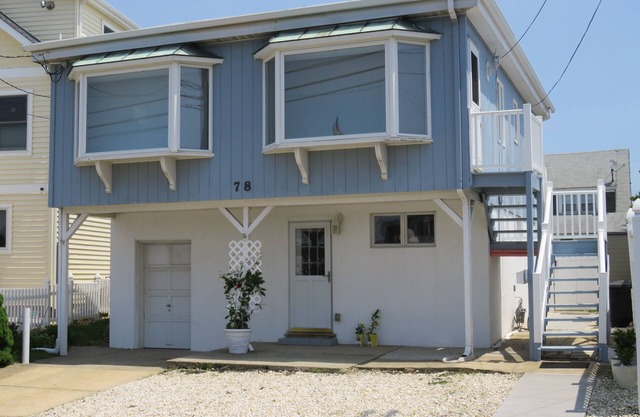 ATTENTION-Families & Retirees! 1 block to beach & boardwalk! Clean & Convenient!