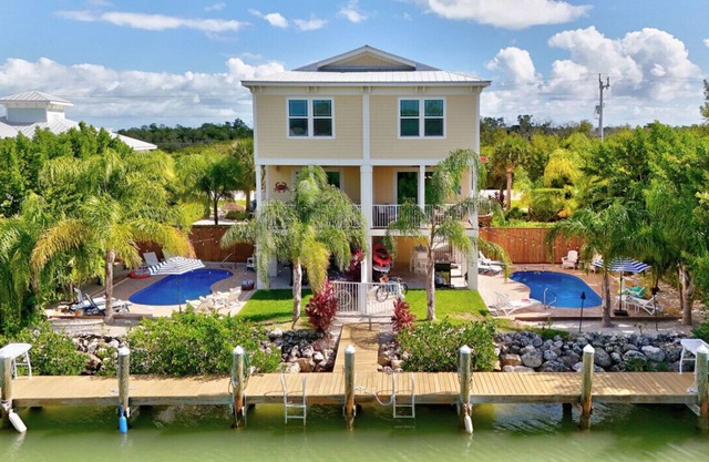 Attn Large Groups: Waterfront home w/8 Bedrooms, 2 pools & a private dock