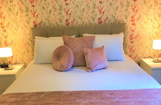 Attractive central apartment with wifi and parking.