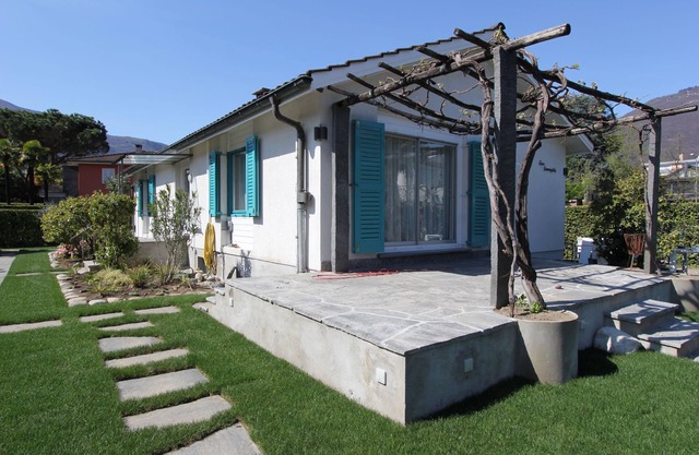 Attractive, renovated detached house with terrace and lawn