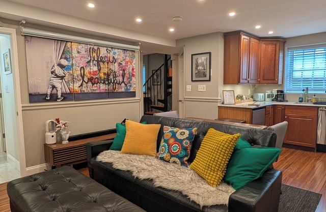 AU Park Executive Apt near Metro, Private Entrance, Large Windows
