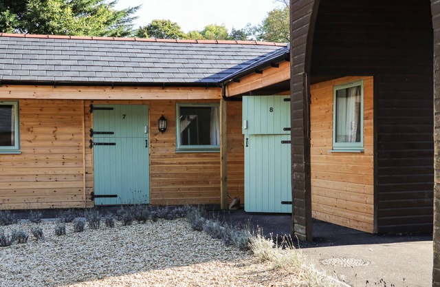AUDACIOUS - NO. 1, pet friendly, with a garden in Goring-On-Thames