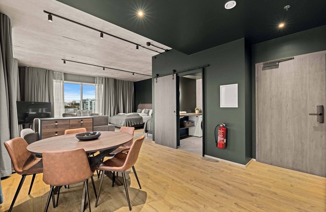 Aurora Nooks - Family Suite with free parking