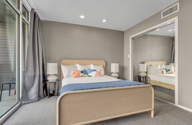 Austin Downtown Living | Remote-Work Setup | Near Restaurants + Bars