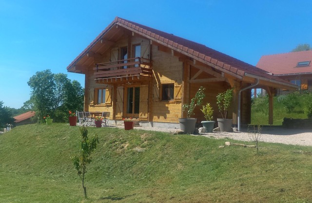 Authentic chalet in the heart of the lake region and close to ski resorts