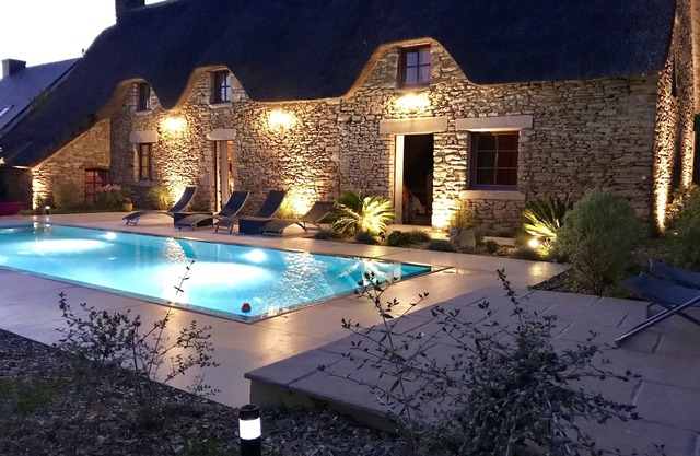 Authentic charming cottage with heated swimming-pool close La Baule