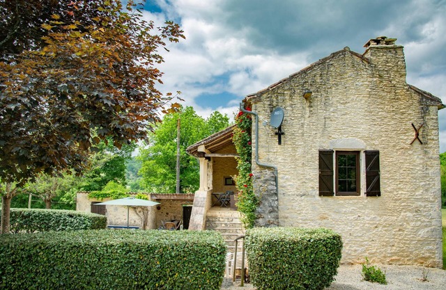 Authentic country house with new private pool