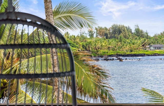 AUTHENTIC HAWAIIAN BEACH HOUSE ON HANA BAY. 5-minute walk to beaches and town.