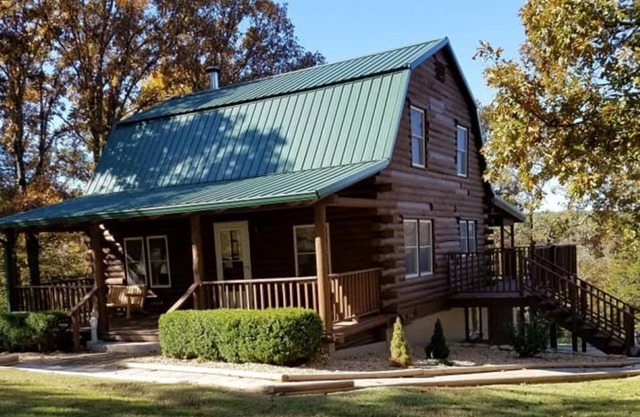 Authentic Log Cabin in the Southern Ozark Mountains with hot tub