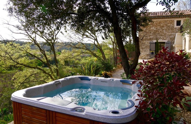 Authentic Provencal shed and its SPA on an exceptional site