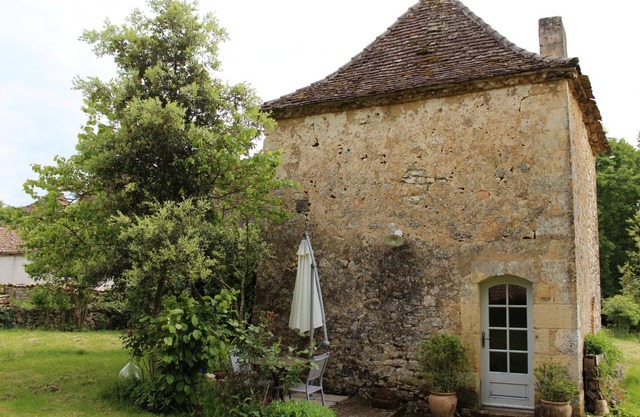 Authentic Stay at the Pigeonnier with Wifi and Parking