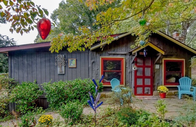 AVAILABLE NOW Sweet Cabin 10 min to Ashvl., Quiet, BEES , Garden & DECK. Dogs Ok