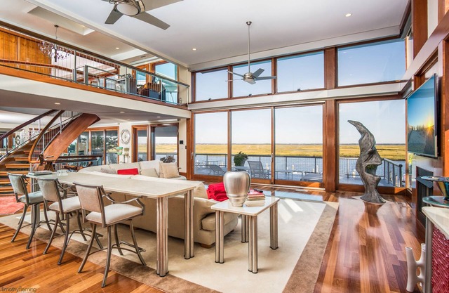 Avalon Southend Bayfront Estate! Only one block to the beach!