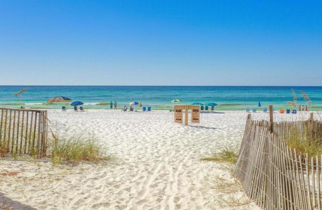 Aventon - Is a 3 bedroom home that is an easy walk to the beach with communal pool