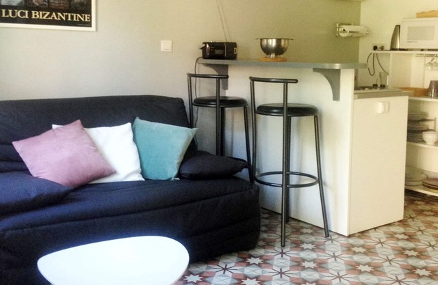 Avignon, charming guest cottage in a town house with garden