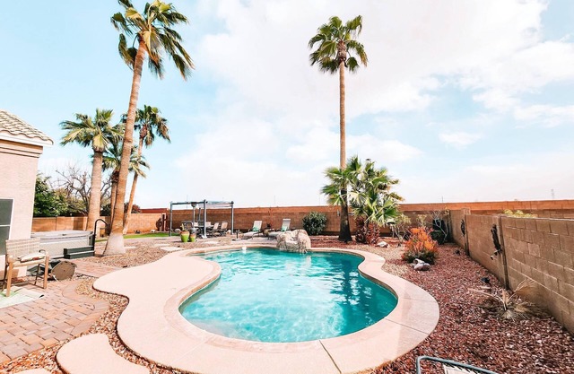 Avondale Pool Amazing Backyard Perfect for working crews and mid term stays