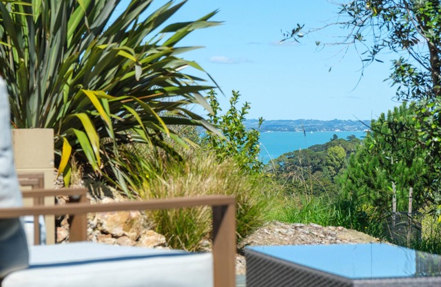 Awaawa Yurts - Rangi Yurt - Awaawa Yurts offer a luxury glamping experience on Waiheke Island. Stunning views, luxury queen sized bed, private bathroom with tea and coffee making facilities.