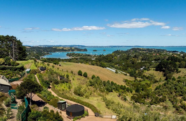 Awaawa Yurts - Tane Yurt - Awaawa Yurts offer a luxury glamping experience on Waiheke Island. Stunning views, luxury queen sized bed, private bathroom with tea and coffee making facilities.