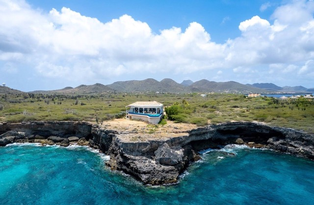 Award-Winning Luxury Beach-Side Villa - Wrap-around Infinity Pool -Pickleball