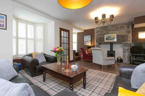 Awelon Holiday Cottage sleeps 10, Hot Tub, Log Burner, North Wales, Porthmadog