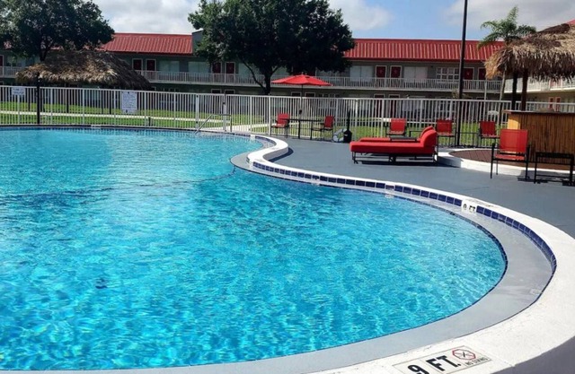 Awesome Find! With Swimming Pool & FREE Breakfast, Close to Holman Stadium!