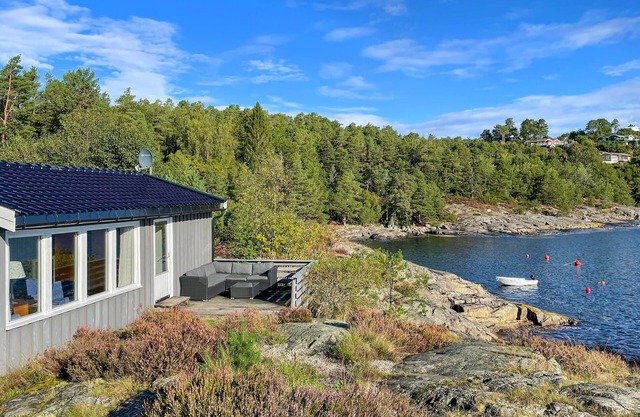Awesome home in Kolbjørnsvik with house sea view