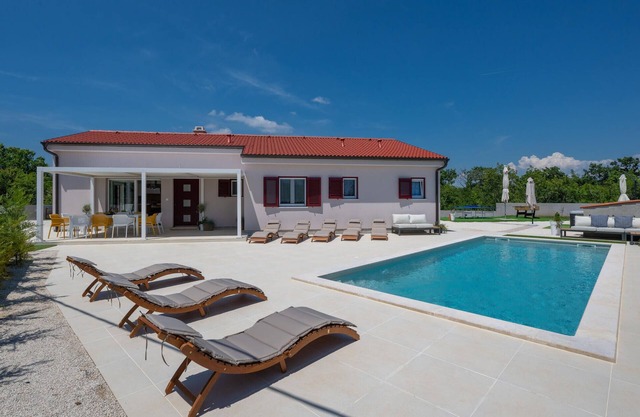 Awesome home in Mali Vareski