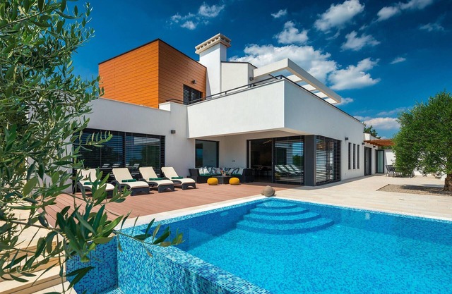 Awesome home in Pican