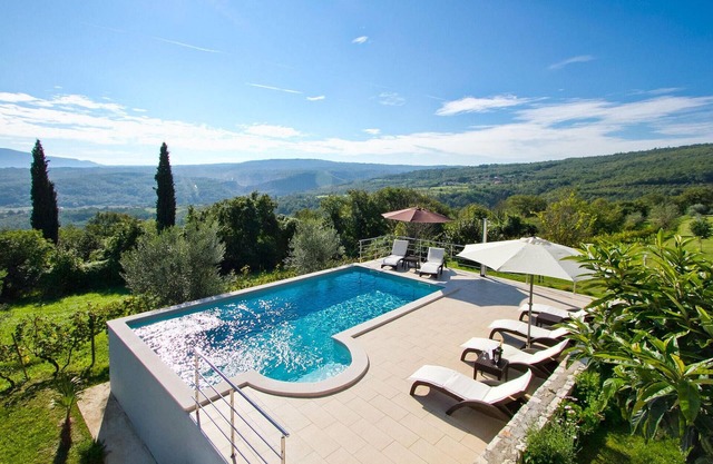 Awesome home in Pican