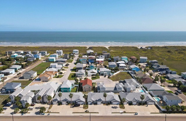 Awesome townhome w/pool one block from Beach!