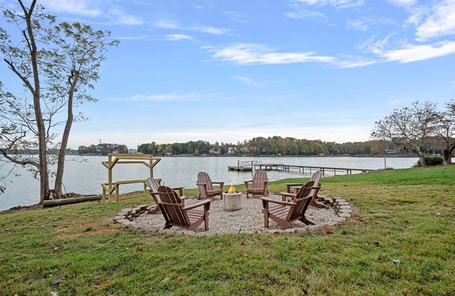 Azalea Point by SoCharm | Quaint Lakefront Retreat