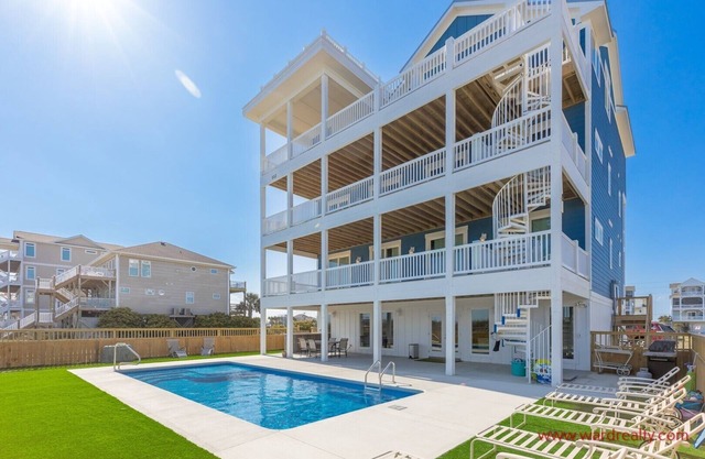 Azurelair - Ultra Luxurious 12 BR Home - Private Pool, Rooftop Deck with Hot