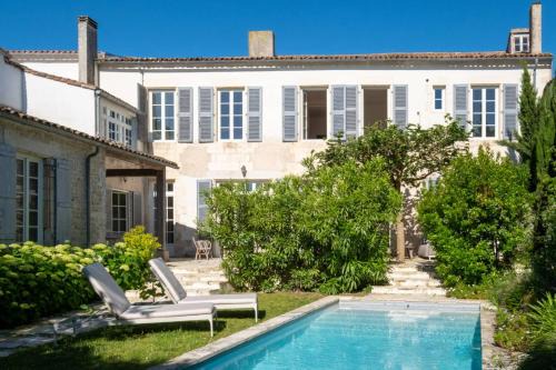 Bâtisse historique rénovée avec piscine chauffée