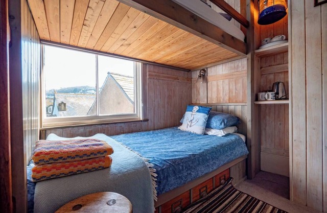 B&B Bunk Room Above Café Alf Resco in Dartmouth