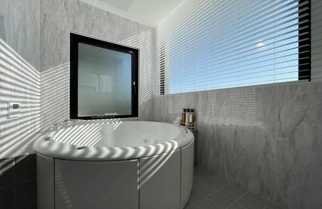 b hotel Scenic Penthouse Studio | Jacuzzi & Terrace