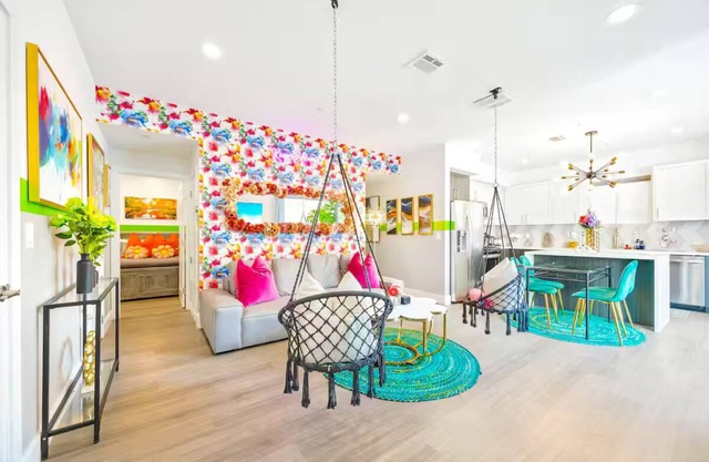 B. InstaWorthy NoHo Gem: Near Universal Studios - Hot Tub - BBQ - Free Parking!